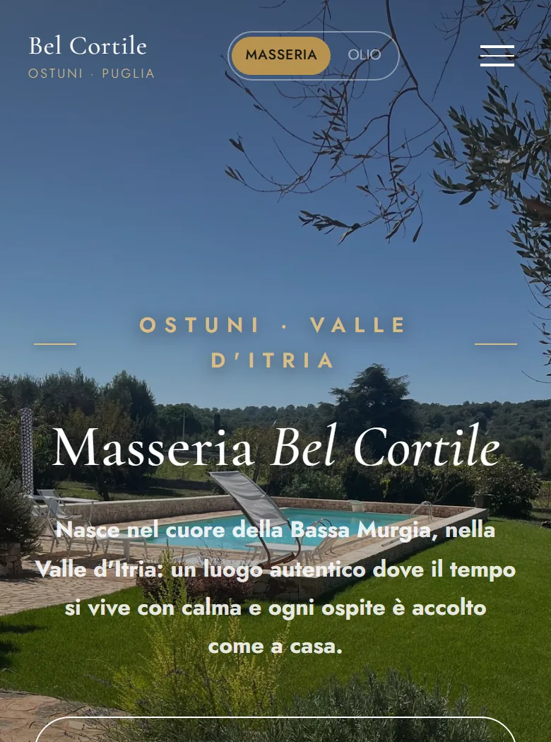 La pagina iniziale del sito della Masseria Bel Cortile vista dal telefono: fotografia della piscina fra gli ulivi e il pulsante per prenotare il soggiorno.